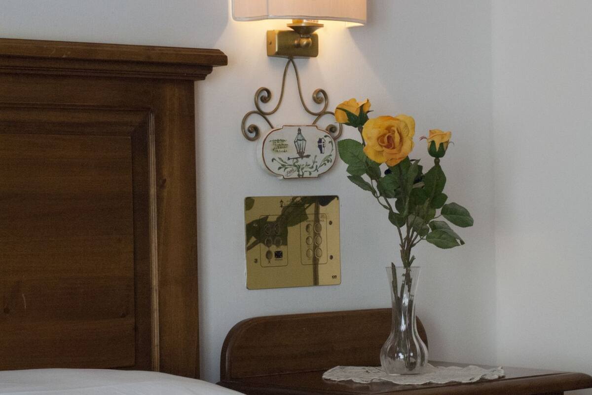 Eenpersoonskamer | Een minibar, individueel gemeubileerd, een bureau