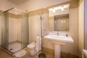 Apartamento, 2 habitaciones | Baño | Ducha, secador de pelo, bidé y toallas