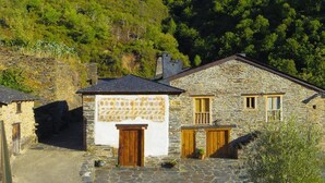 Unclassified image, 5 of 31, button - Casa Grande da Ferreria de Rugando (Quiroga)