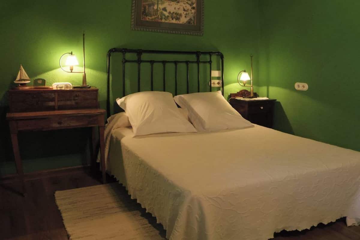 Superior Double Room | Cribs (free), bed sheets