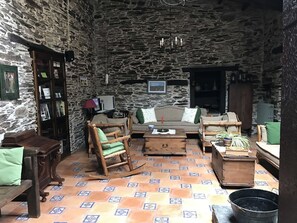 Coin salon dans le hall