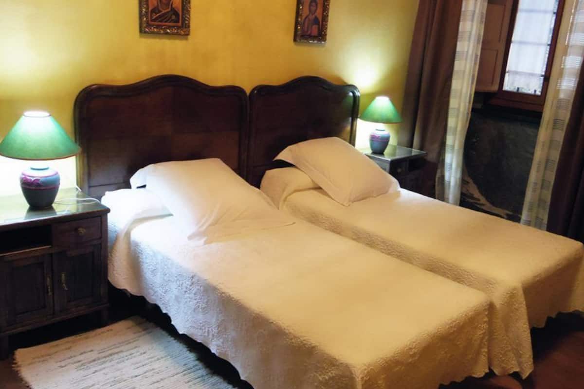 Double Room, Courtyard View | Cribs (free), bed sheets