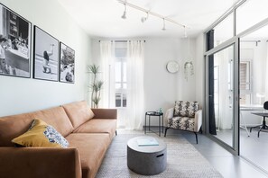 Departamento clásico | Área de sala de estar | Televisión de pantalla plana de 39 pulgadas con canales digitales 