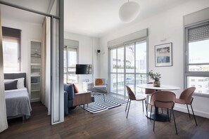 Exclusive-Apartment, Mehrere Betten | Wohnbereich | 39-Zoll-Flachbildfernseher mit Digitalempfang, LED-Fernseher