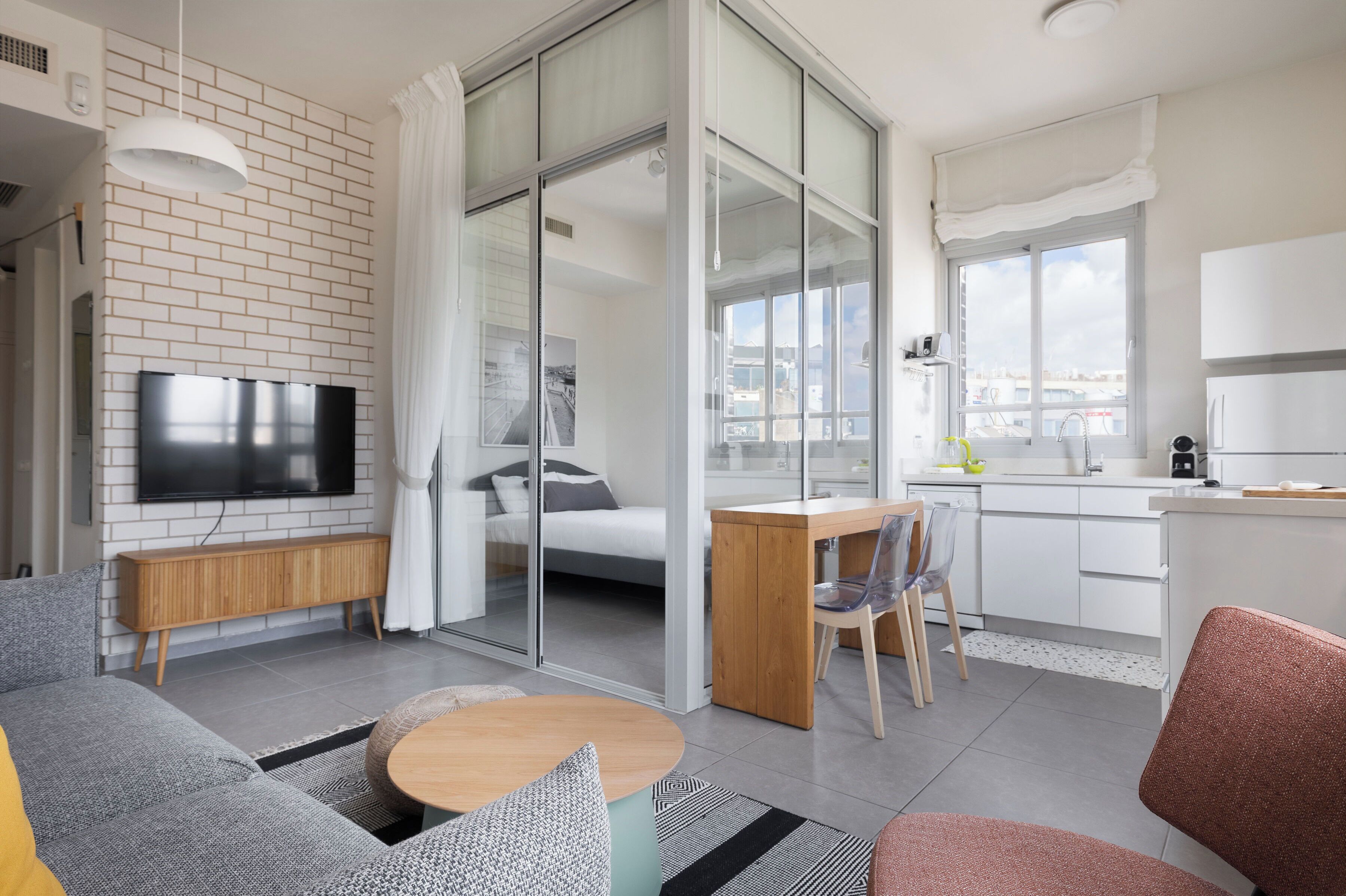 39-inch flat-screen TV with digital channels, LED TV