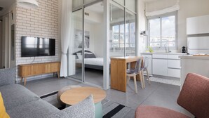 A modern apartment with a living room, a dining area, and a kitchen. - Bauhaus Boutique by TLV2rent (Tel Aviv)