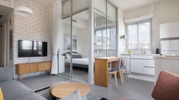 39-inch flat-screen TV with digital channels, LED TV