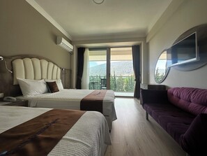 Habitación triple estándar, vistas a la montaña | Ropa de cama hipoalergénica y minibar (con algunos artículos gratuitos)