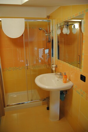 Regadera, amenidades de baño gratuitas, secadora de cabello 