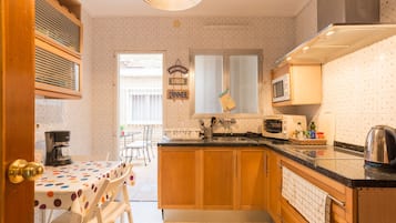 Full-sized fridge, microwave, oven, stovetop