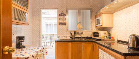 Refrigerador con freezer, microondas, horno, placa de cocina