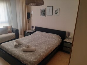 Basic Suite, Private Bathroom | Down comforters, iron/ironing board, free WiFi, bed sheets - Rafaela Guest House (Málaga)