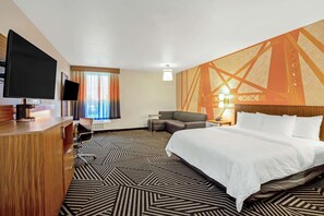 エグゼクティブ ルーム キングベッド 1 台 バリアフリー 禁煙 (Mobility/Hearing, Tub w/ Grab Bars) | 羽毛の掛け布団、ピロートップベッド、デスク、WiFi (無料)