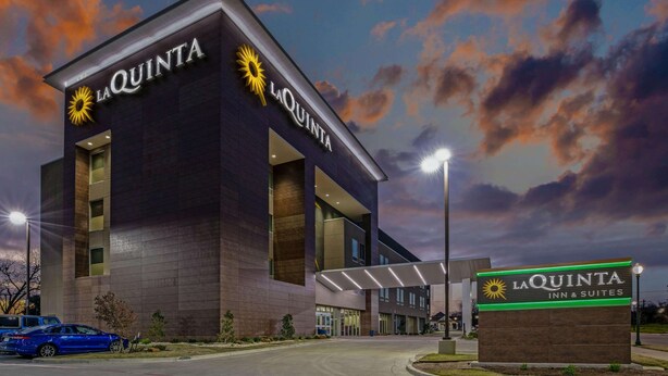 Et La Quinta Inn & Suites hotel med moderne design, store vinduer og et tydeligt skilt.