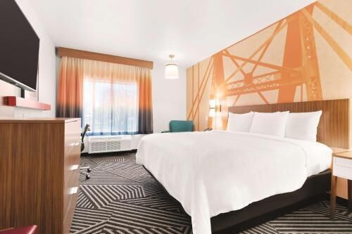Down duvets, pillow-top beds, desk, free WiFi