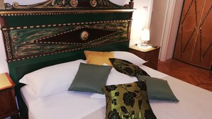 Habitación doble, baño privado | Escritorio, cunas (de pago), wifi gratis y ropa de cama