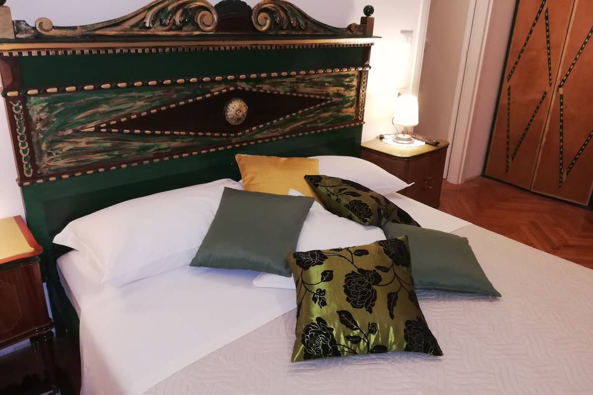 Tweepersoonskamer, privébadkamer | Een bureau, babybedden, gratis wifi, beddengoed