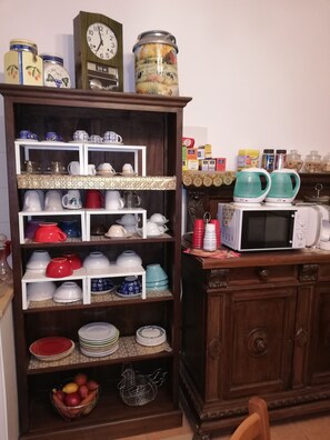 Free daily local cuisine breakfast  - Residenza Rubbiani Fermata Rizzoli (Bologna)