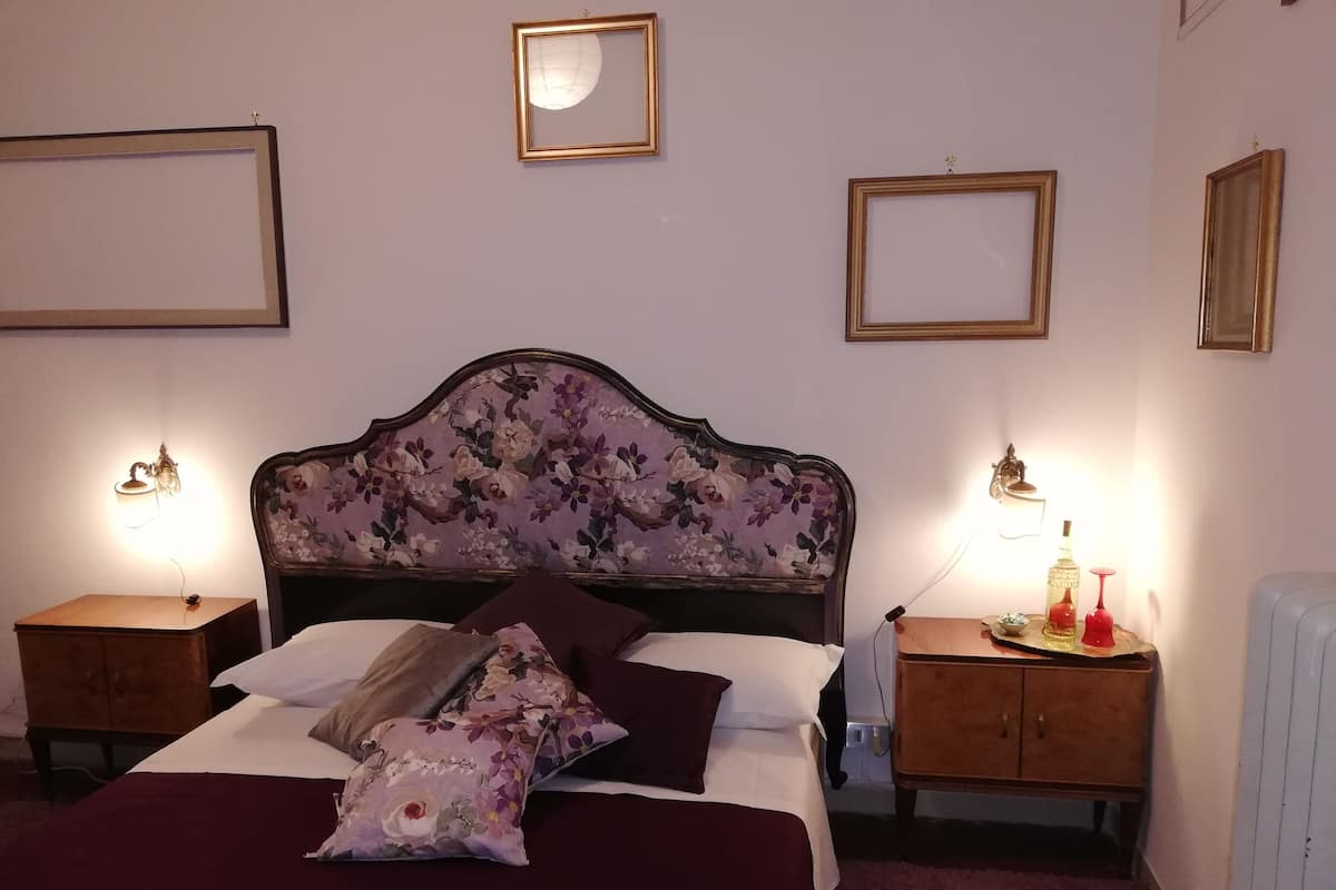 Tweepersoonskamer, gedeelde badkamer | Een bureau, babybedden, gratis wifi, beddengoed