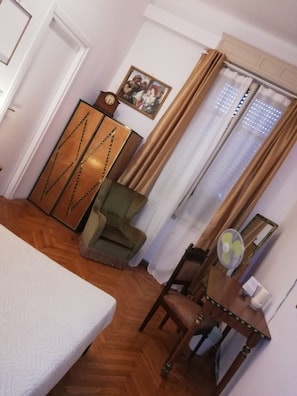 Desk, cots/infant beds, free WiFi, bed sheets - Residenza Rubbiani Fermata Rizzoli (Bologna)
