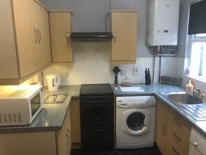 Microwave, oven, stovetop, electric kettle - Laganvale House (Belfast)