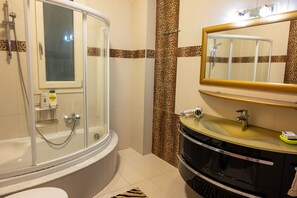 Maison Luxe | Salle de bain | Articles de toilette gratuits, sèche-cheveux, chaussons