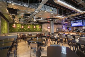 供應早餐、午餐和晚餐，英國料理