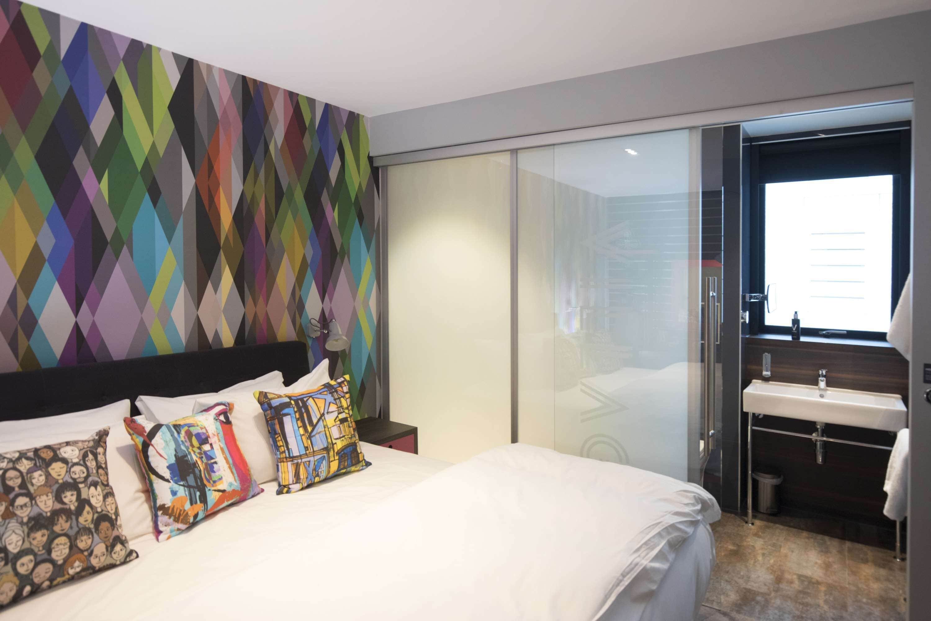 1 habitación, escritorio y espacio para trabajar con laptop 