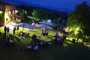 Se sirven cenas y cocina local; con vista al jardín 