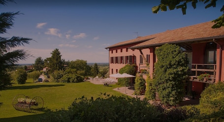 Exterior. Casa Rossa ai Colli