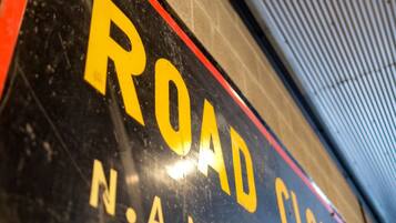 Una señal con el texto 'ROAD CLOSED N.A. NEEL'.