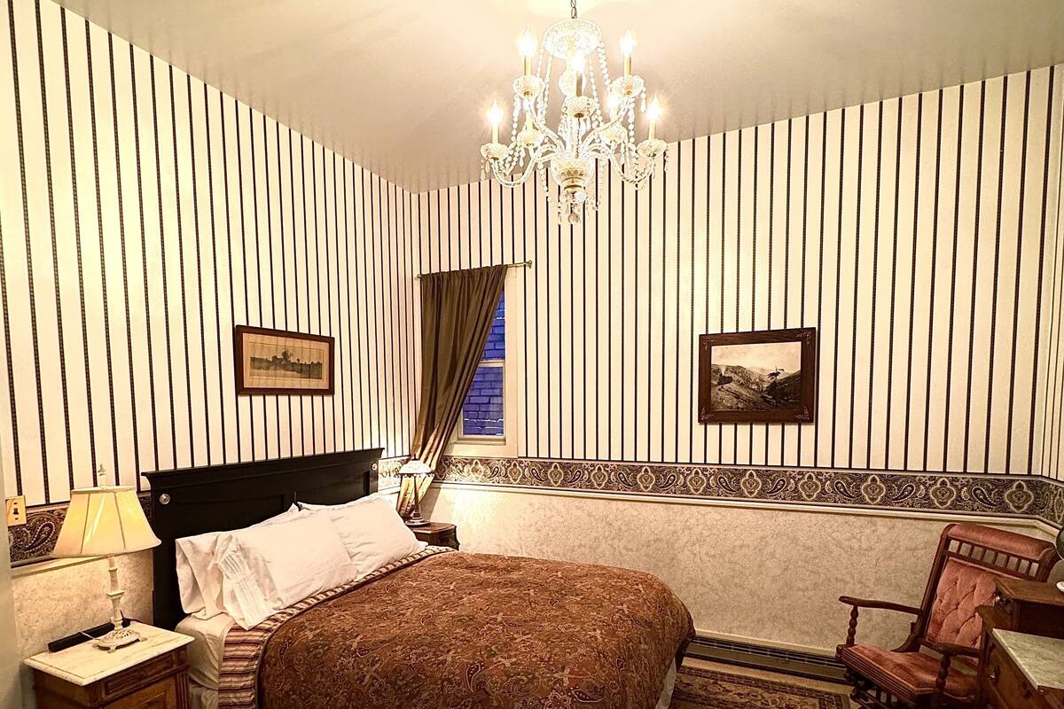 Queen Bed, Private Bathroom | Individualmente decorados, individualmente mobiliados, Wi-Fi de cortesia