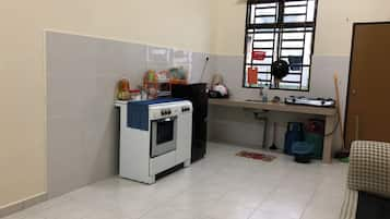 Family House, 4 Bedrooms, Accessible, Non Smoking | Dapur kecil peribadi | Peti sejuk/penyejuk beku saiz penuh, dapur, cerek elektrik, periuk nasi 