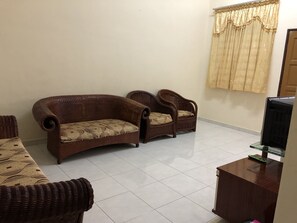 Family House, 4 Bedrooms, Accessible, Non Smoking | Living room