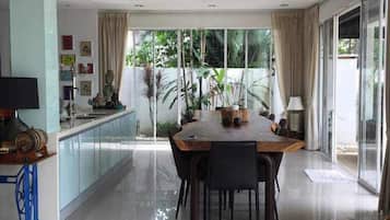 Makan di kamar