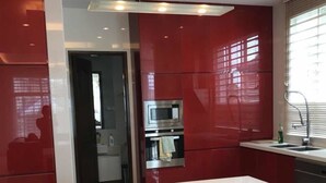 Grand réfrigérateur, micro-ondes, four, plaque de cuisson