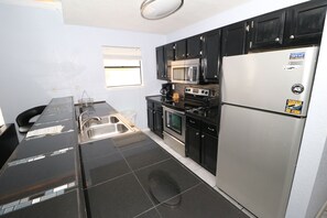 Refrigerador, microondas, horno, lavavajillas