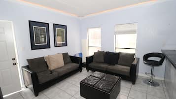 Condo familiar, varias camas, junto a la playa | Sala de estar | Televisión