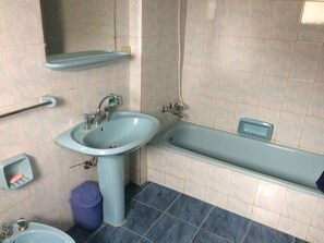Apartment, 3 Bedrooms, Mountain View | Bathroom | Separate tub and shower, hair dryer