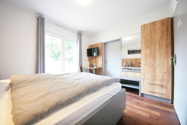 Chambre Double Classique | Ameublement personnalisé, bureau, rideaux occultants