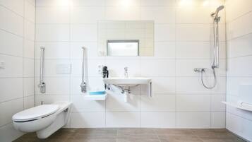 Douche, sèche-cheveux, serviettes fournies