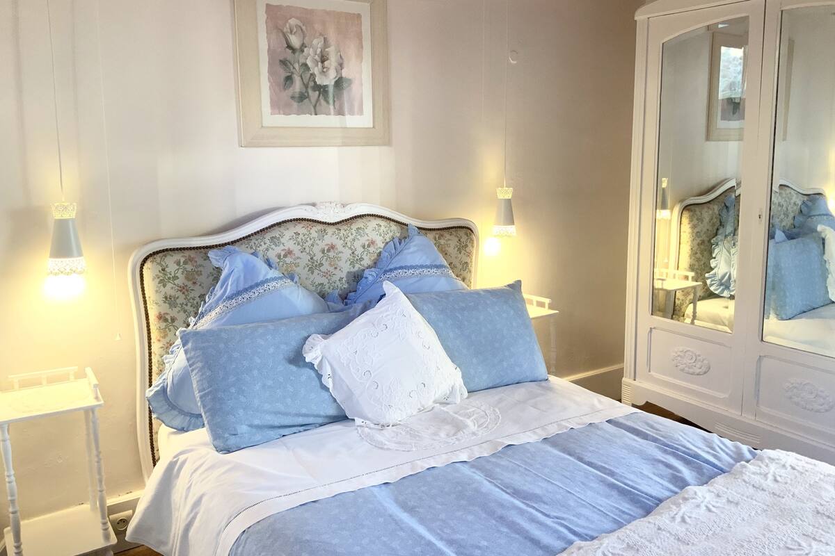2 bedrooms, individually decorated, individually furnished