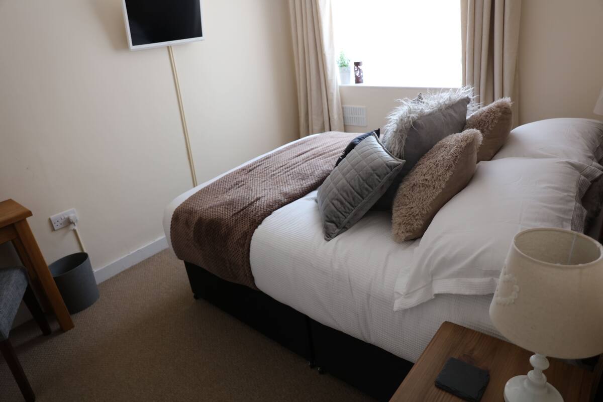 Comfort Double Room, 1 Bedroom | Individually decorated, individually furnished, desk, iron/ironing board