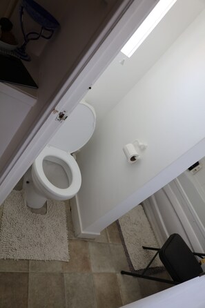 Separate bathtub and shower, hair dryer, towels - Sutton Gardens (Barking)