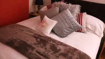 Deluxe Double Room, 1 Bedroom | Individually decorated, individually furnished, desk, iron/ironing board