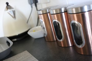 Full-sized fridge, microwave, oven, stovetop