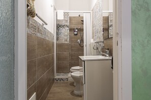 Family Quadruple Room | Bathroom | Shower, hair dryer, bathrobes, bidet - Il Profumo del Porto (Trapani)