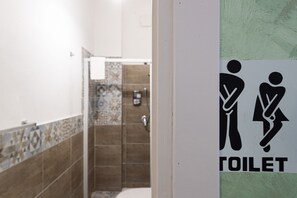 Family Quadruple Room | Bathroom | Shower, hair dryer, bathrobes, bidet - Il Profumo del Porto (Trapani)