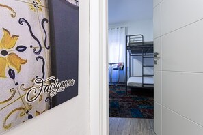 Chambre quadruple familiale | Minibar, bureau, fer et planche à repasser, lit de bébé (gratuit)