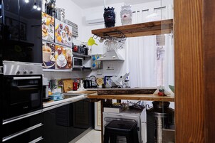 Full-size fridge, microwave, oven, stovetop